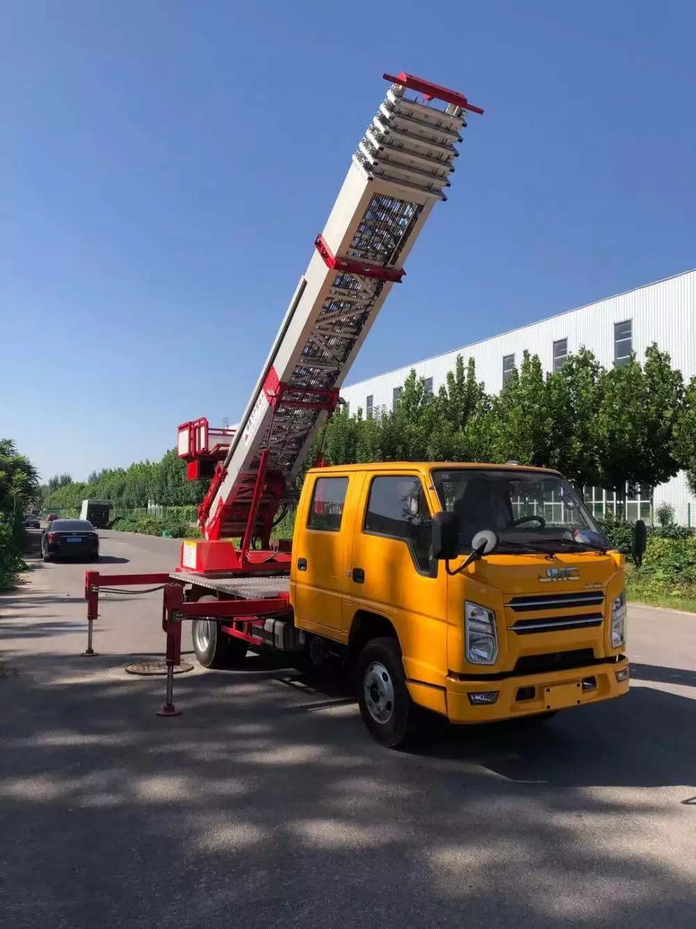 蒙阴附近的云梯车出租服务：轻松解决高空作业需求